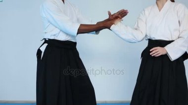 Dövüş sanatları ustası açısından siyah hakama Aikido bir kadınla