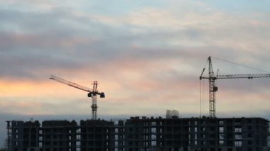 İnşaat alanında çalışma Vinçler ile