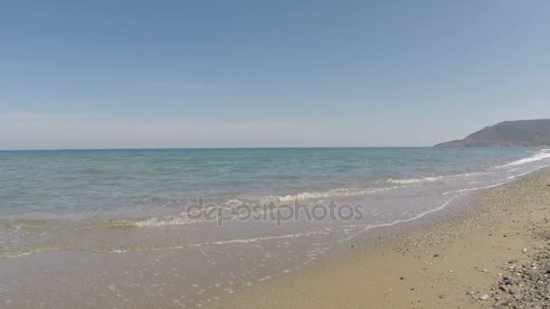 Мягкая волна синего моря на песчаном пляже — стоковое видео
