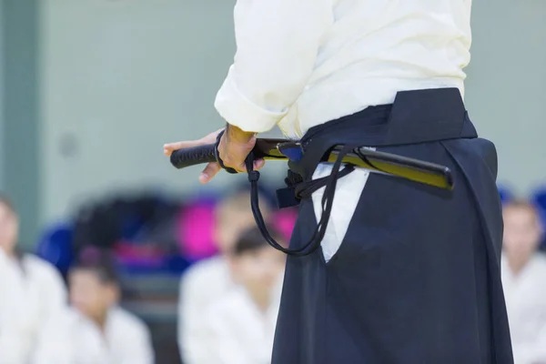 En manlig kampsport instruktör med katana på seminarium — Stockfoto