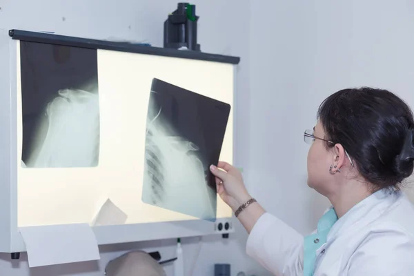 Medico radiografico femminile — Foto Stock