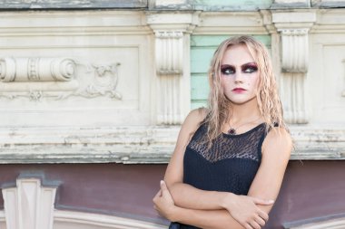 Güzel sarışın kız moda Gotik tarzı portresi