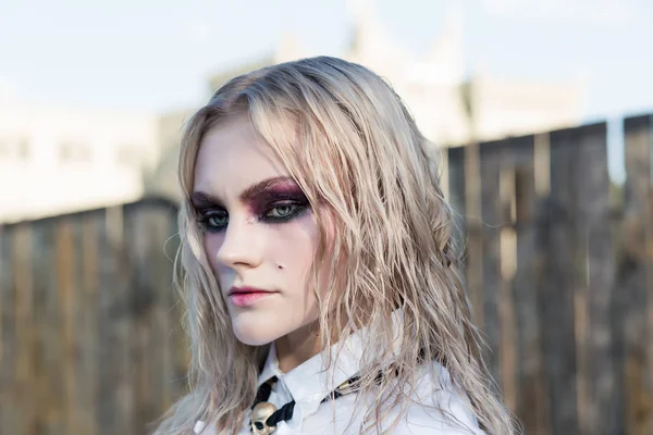 Güzel sarışın kız moda Gotik tarzı portresi