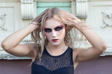Güzel sarışın kız moda Gotik tarzı portresi