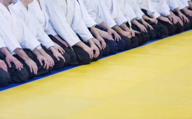 İnsanlar kimono ve hakama dövüş sanatları Eğitim Semineri