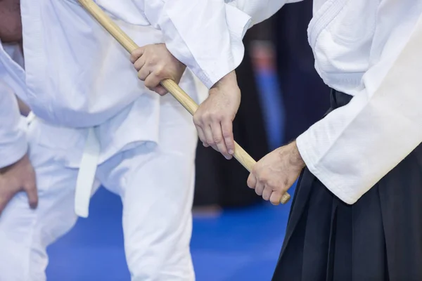 Mensen praktijk Aikido met houten jo — Stockfoto
