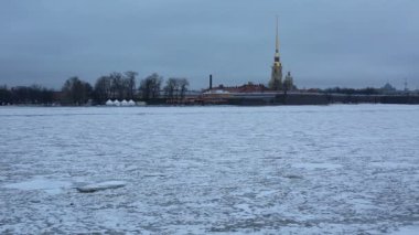 Aziz Peter ve Paul fortress ve donmuş Neva nehir Sankt-Petersburg Rusya