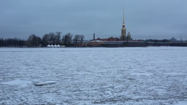 Fortaleza de São Pedro e Paulo e rio Neva congelado em São Petersburgo Rússia — Vídeo de Stock