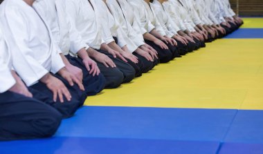 İnsanlar kimono ve hakama dövüş sanatları Eğitim Semineri