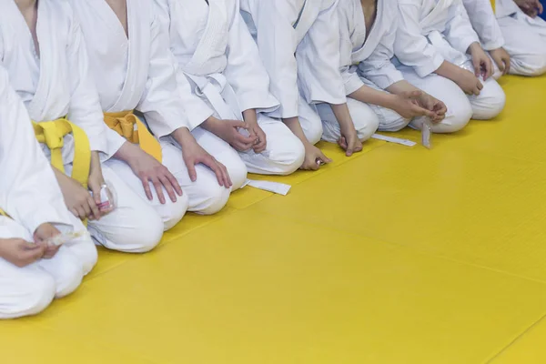 Grupo de niños en kimono sentados en tatami — Foto de Stock