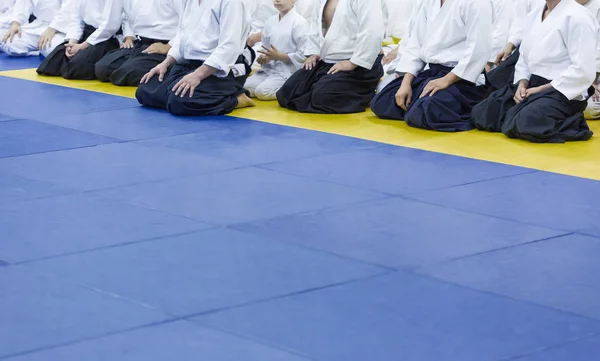 People in kimono and hakama on martial arts training seminar — Stock Photo, Image