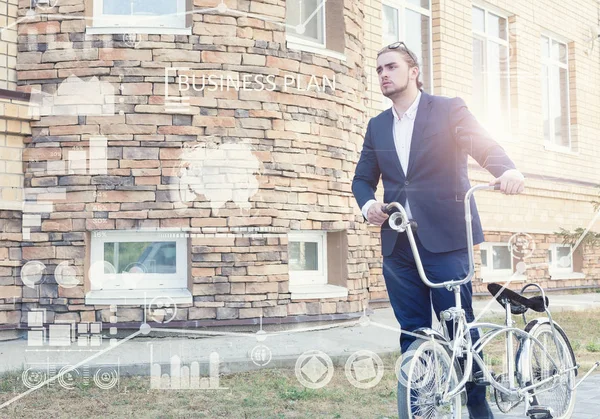 Conceito de negócio. Jovem rolando sua bicicleta — Fotografia de Stock