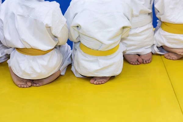 Kimono tatami üzerinde oturan çocuklarda grup — Stok fotoğraf