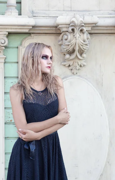 Módní gothic styl portrét krásnou blondýnku — Stock fotografie