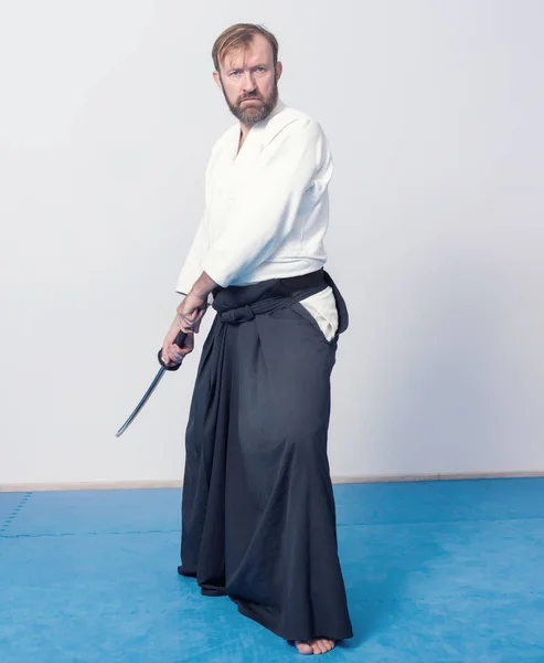 Een man met katana is klaar om te vallen — Stockfoto