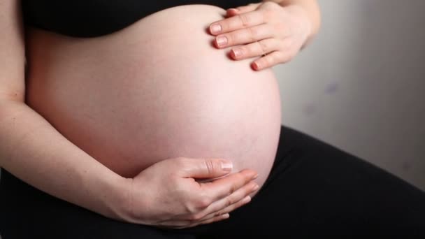 Une femme enceinte tenant le ventre — Video