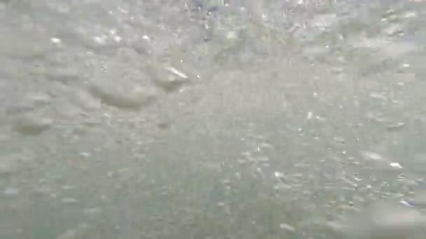 Burbujas bajo el agua. Burbujas que suben a la superficie del mar . — Vídeo de stock