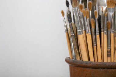 Bir sanatçı fırçalar