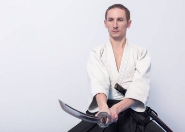 Katana Iaido pratik üzerinde olan bir adam
