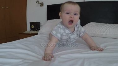 Dört ayak üzerinde duran küçük bir çocuk