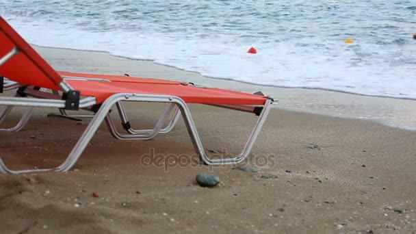 Lettini vuoti su una spiaggia — Video Stock