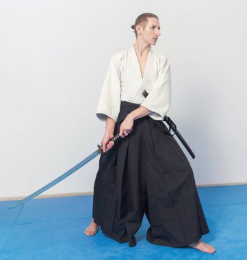 Bir katana saldırmaya hazır adam