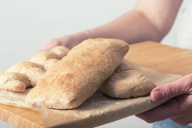 Ciabatta ekmeği tutan eller