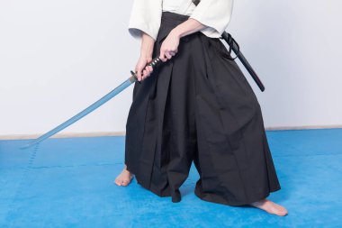 Bir katana saldırmaya hazır adam