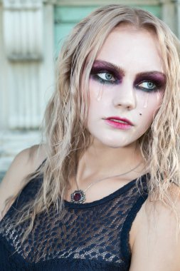 Güzel sarışın kız moda Gotik tarzı portresi