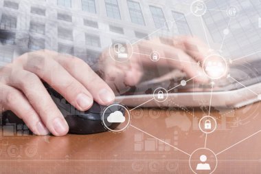 Erkek bir fare ile tıklayarak ve tipik dizüstü bilgisayar klavye üzerinde eller. Internet güvenlik kavramı
