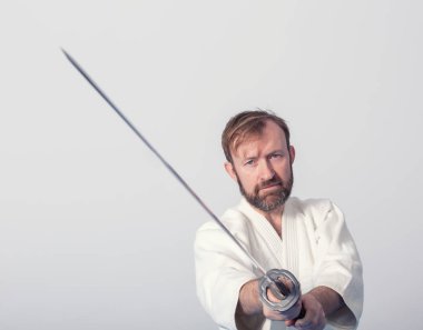 Katana Iaido pratik üzerinde olan bir adam