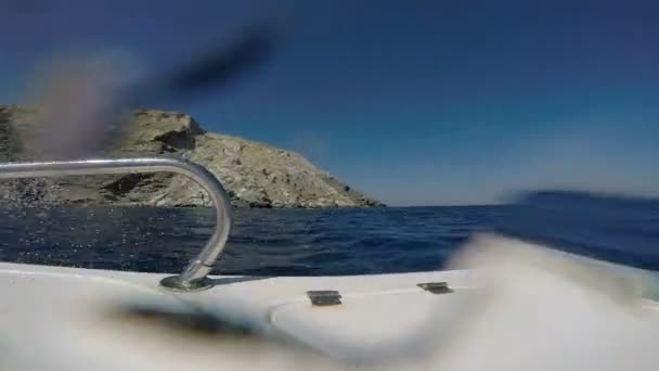 Човен, що плаває на морі — стокове відео