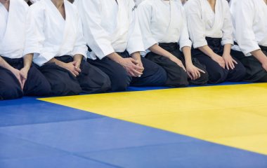 İnsanlar kimono ve hakama dövüş sanatları Eğitim Semineri