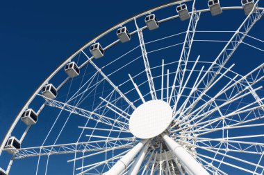 Dönme dolap üzerinde mavi bir gökyüzü