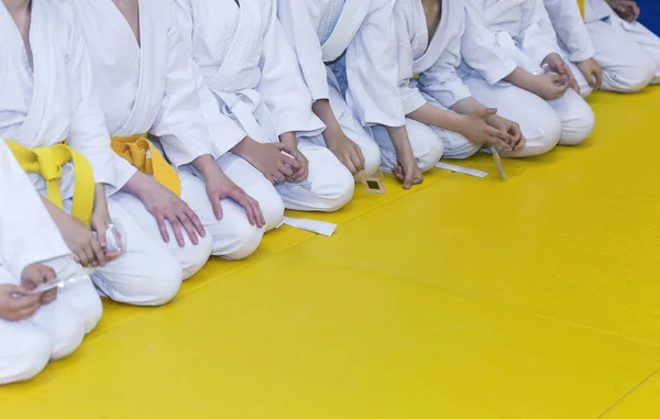 Grupo de niños en kimono sentados en tatami — Foto de Stock