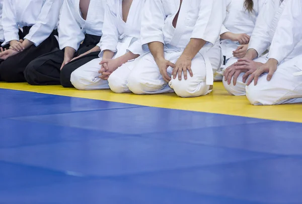 Pessoas em formação em artes marciais — Fotografia de Stock