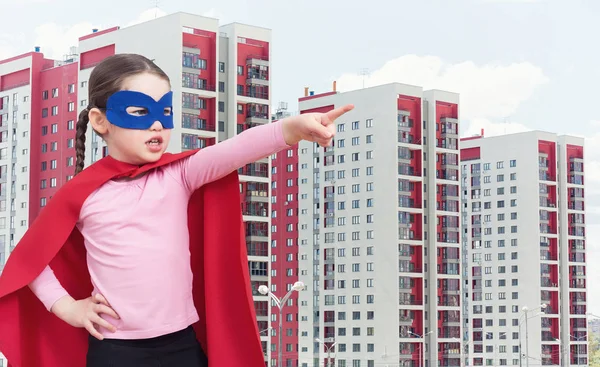 Linda niña super héroe en la capa roja — Foto de Stock