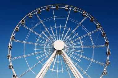 Dönme dolap üzerinde mavi bir gökyüzü