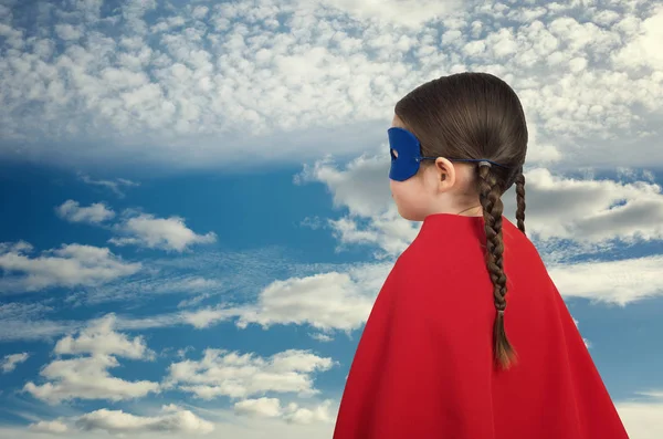 Linda niña super héroe en la capa roja — Foto de Stock