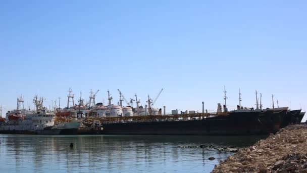 Tanques com guindastes de navios no antigo porto do Cáspio — Vídeo de Stock