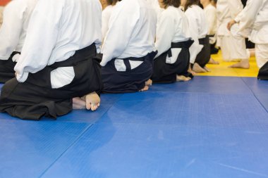 İnsanlar kimono ve hakama dövüş sanatları Eğitim Semineri