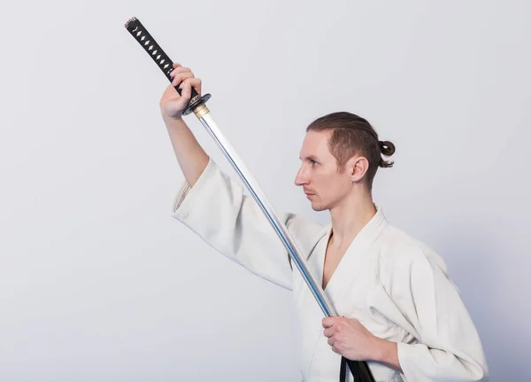 Katana Iaido pratik üzerinde olan bir adam — Stok fotoğraf