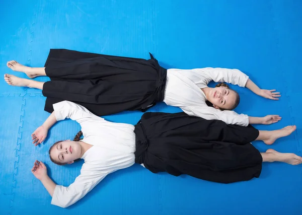 Due ragazze che hanno un resto sulla formazione Aikido — Foto Stock