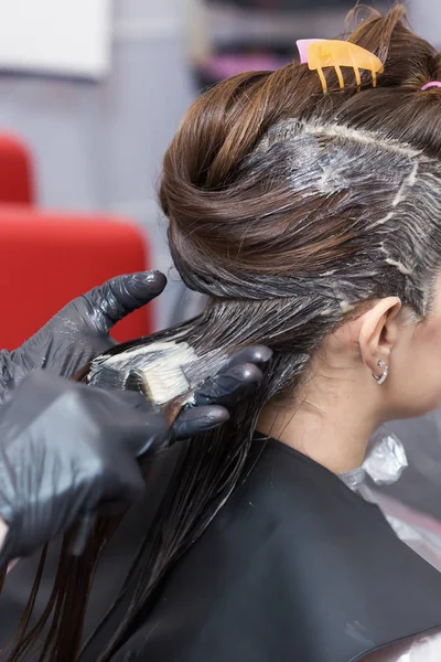 Ein brünettes Mädchen mit ihrer Haarfärbung — Stockfoto