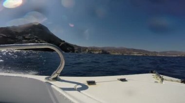 Denizde giden bir tekne.