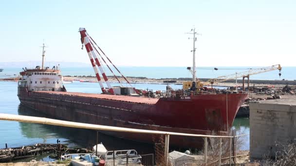 Citerne avec grues à bateaux dans le vieux port caspien — Video