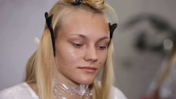 Una mujer que se corta el pelo en el estudio — Vídeos de Stock