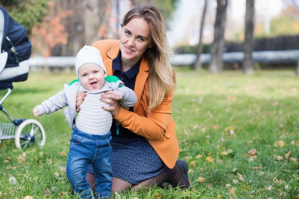 Matka se svým malým synem v parku — Stock fotografie