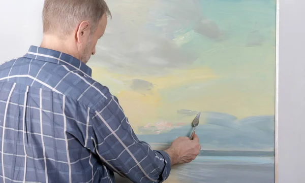 An artist painting with a palette knife — Stock Photo, Image