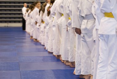 Kimono sitanding bir çizgi çocuklarda